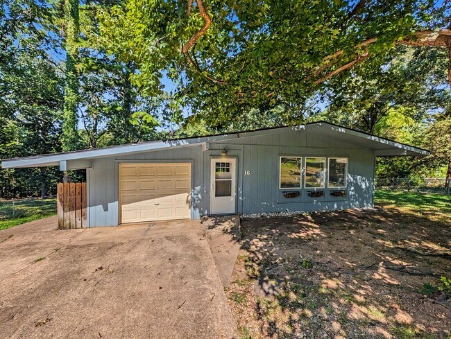Building Photo - 16 Evesham Ln