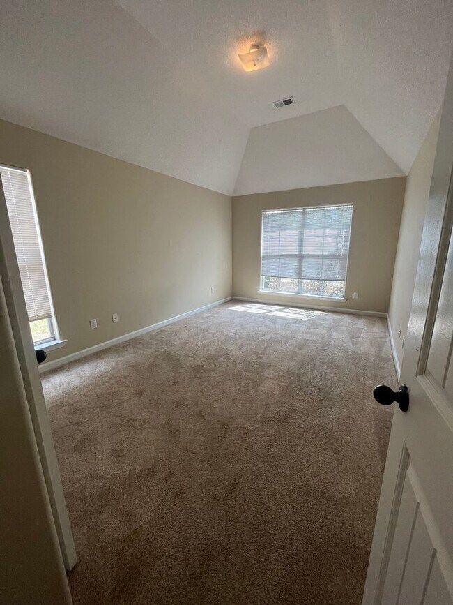 Building Photo - Remodeled beautiful 3 bd 2 bath located in...
