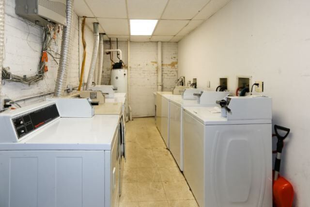 Building Photo - 922 W Dakin St