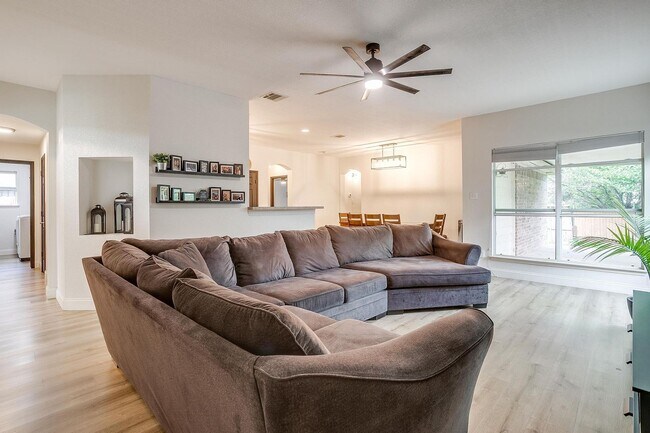 Building Photo - Amazing 3 Bed, 2 Bath Awaiting New Tenants- Burleson ISD- 76028