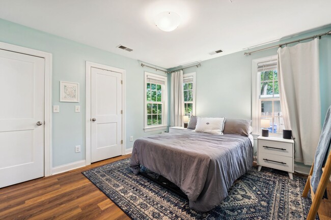 Building Photo - Available Early August! Beautiful 3-bedroo...