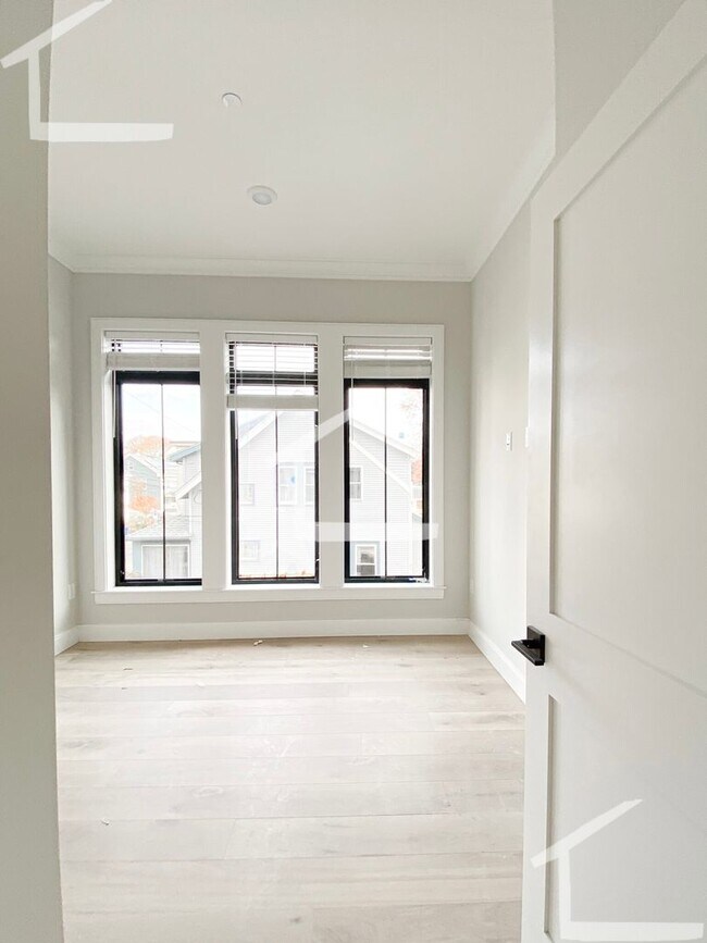 Building Photo - Renovated 3 bed and 2 bath with in unit la...