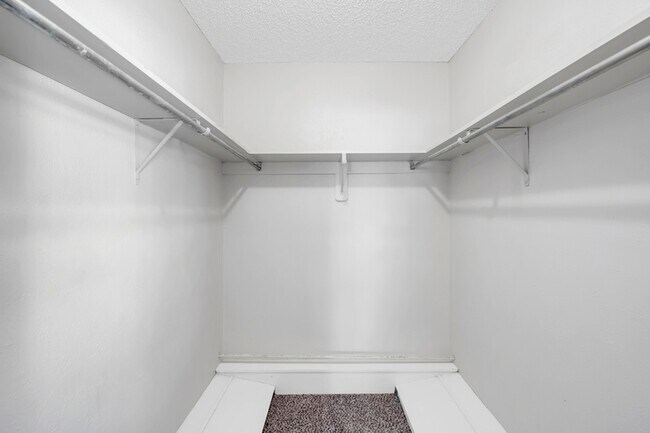 Building Photo - 1206 Hi Stirrup