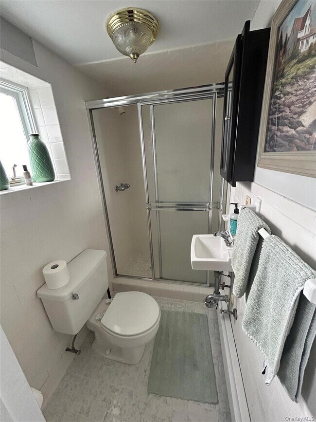 Building Photo - 16 Benjamin St