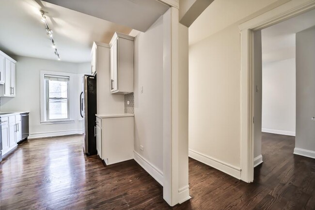 Building Photo - 3 bedroom in Chicago IL 60613