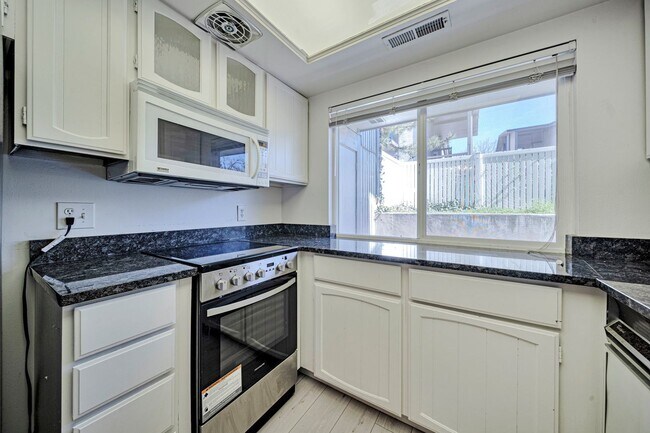 Building Photo - Ground Level 2 Bedroom 2 Bathroom Condo- Gated Murray Community