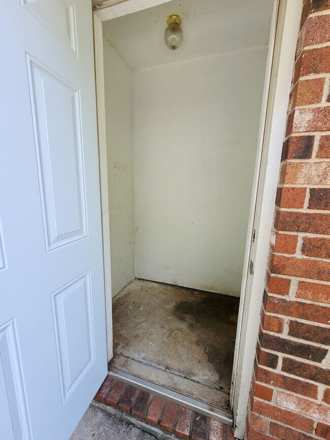 Building Photo - Roomy 3 Bedroom Duplex In South Fort Worth