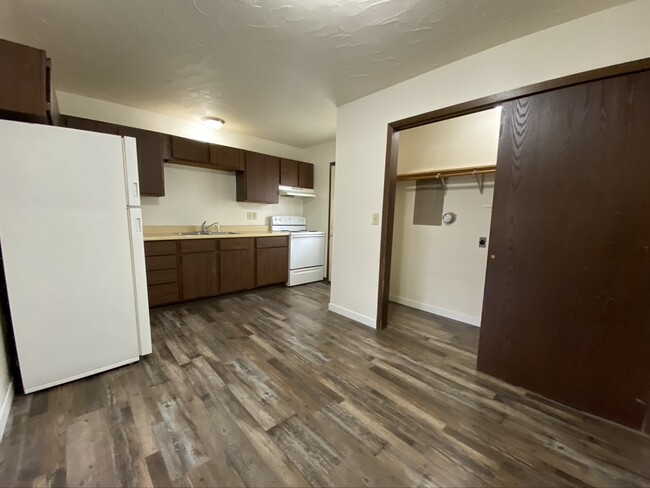 Kitchen - 1011 East Avenue North