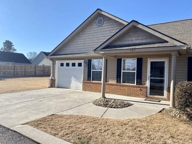 Building Photo - 504 Cedar Creek Dr