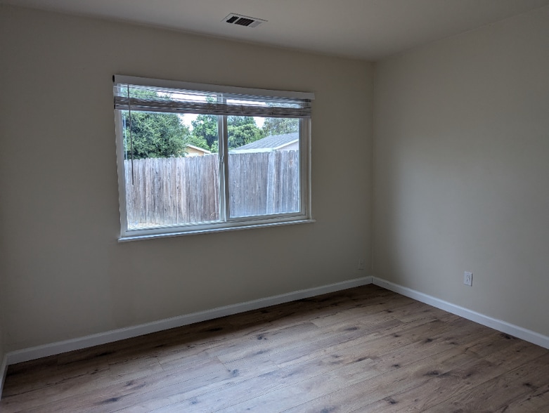 Building Photo - 3032 Greenwood Dr