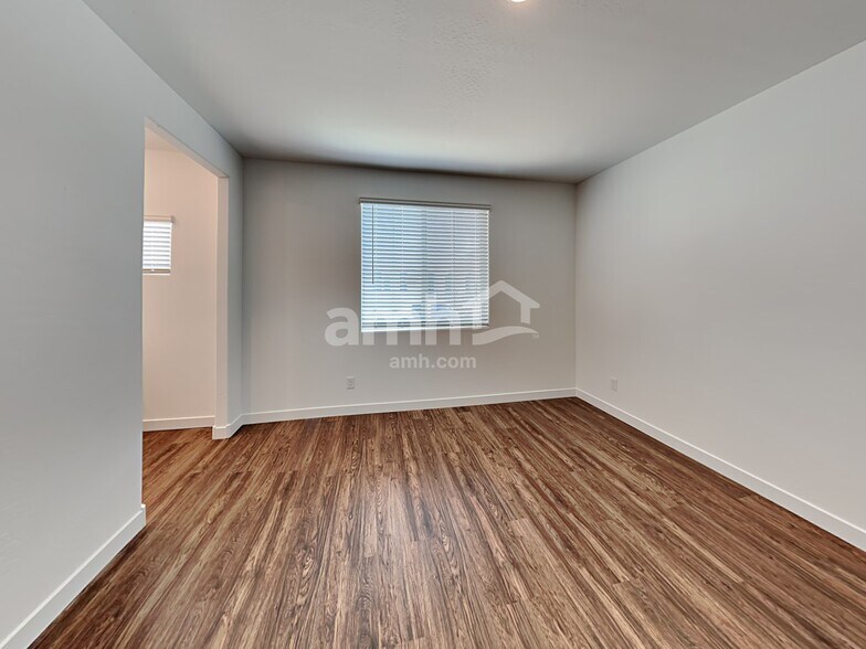 Building Photo - 814 S 150th Dr