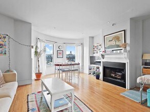 Building Photo - Amazing 3 bed 1 bath in the South End.... Sept 1st move in