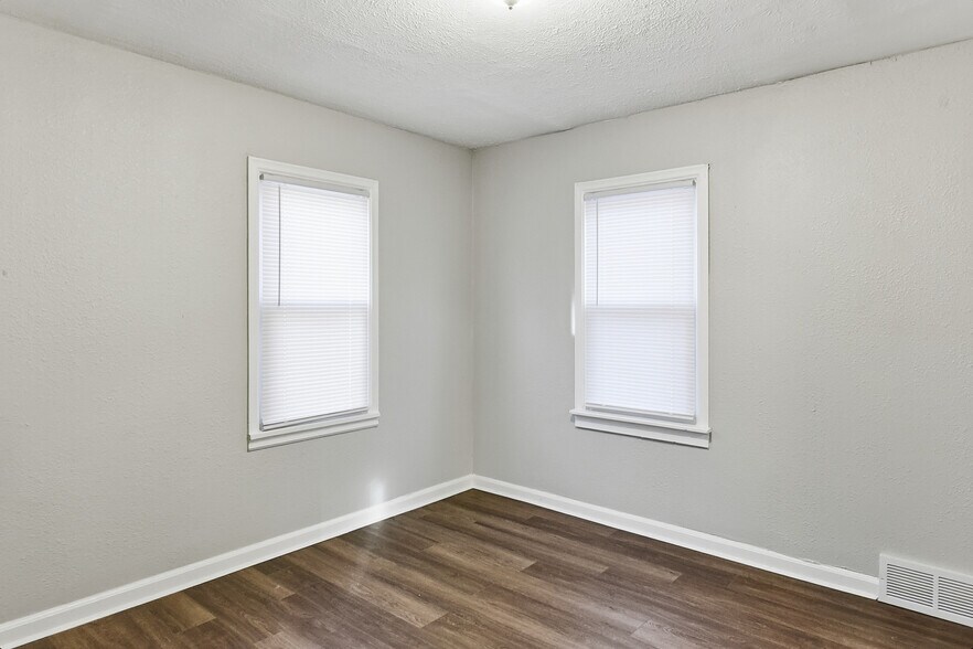 Building Photo - 4677 N 60th St