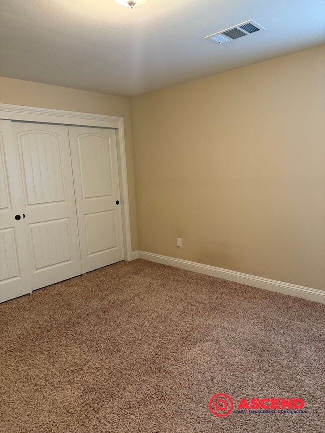 Building Photo - Stunning 4 bedroom + office in Seven Oaks!