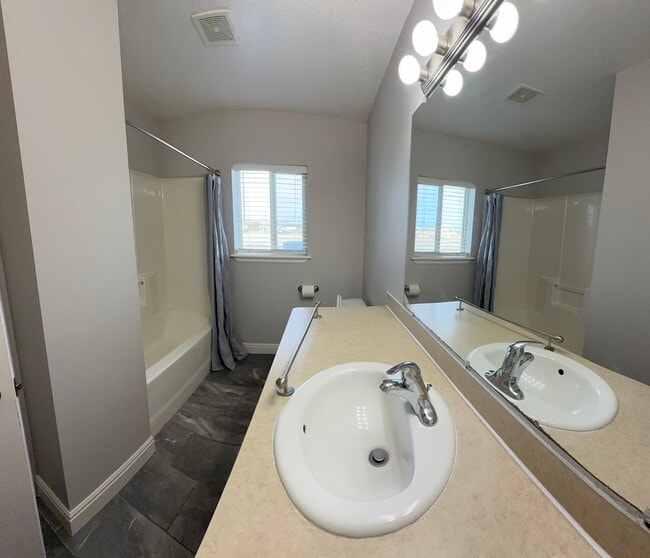 Building Photo - 616 Trejo St