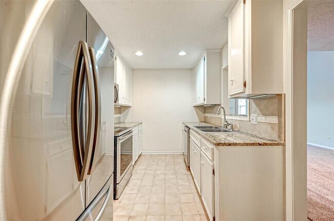 Building Photo - 13922 Hollowgreen Dr