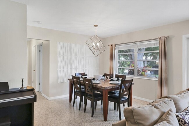 Building Photo - Charming 3 Bed/2 Bath + Den Home in Ringling Park – Minutes to Downtown Sarasota!