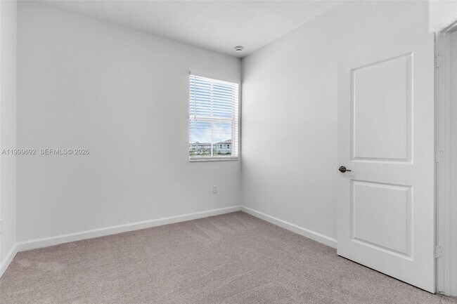 Building Photo - 2661 SE 28th St