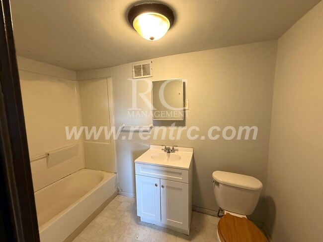 Building Photo - 715 Woodbury-