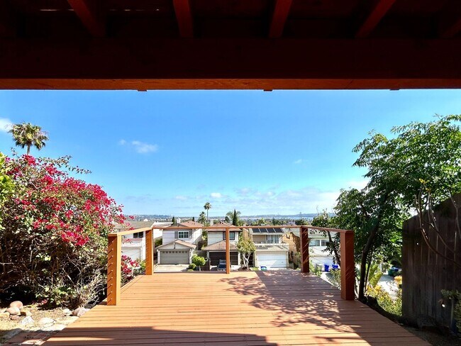 Building Photo - Stunning 3 Bed/3.5 Bath with Panoramic Views!