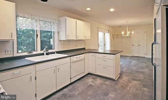 Building Photo - 1121 Club House Rd