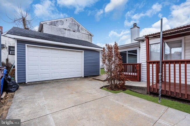 Building Photo - 210 Kossuth St