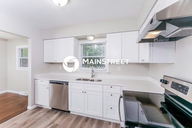 Building Photo - 3 Bedroom Pet-Friendly Home in Jeffersonville, IN with Main Street Renewal