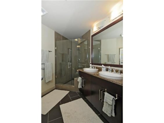 Building Photo - Great 2bd 2ba condo in South Lake Union 2200 complex W/S/G Parking included! SLU's best location