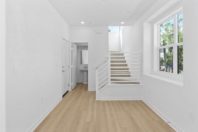 Building Photo - Modern Comfort & Style in Prime Ontario Location