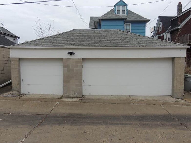 Building Photo - 1668 N Van Buren St