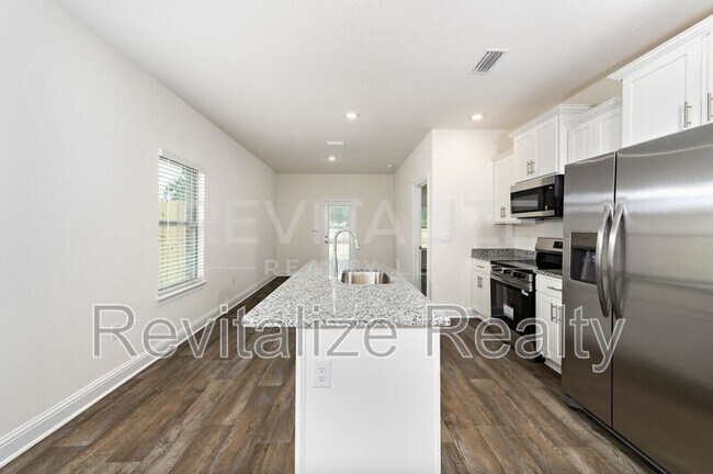 Building Photo - 13330 Shea Cir