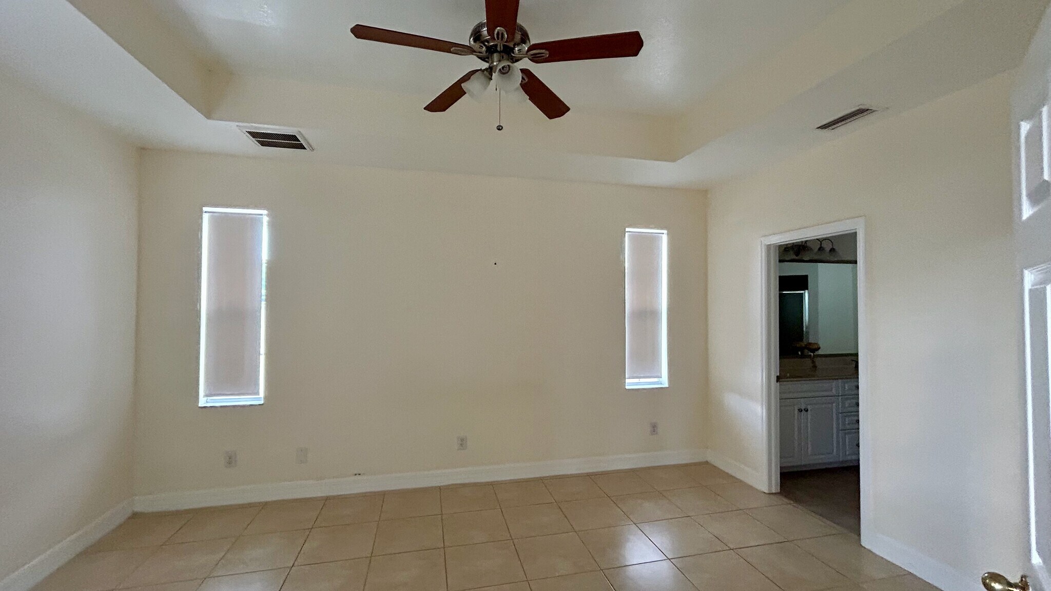 Building Photo - 2529 SW 11th Ct
