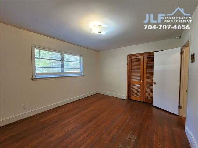 Building Photo - Sprawling 3 Bedroom/ 2.5 Bathroom Ranch in Charlotte!