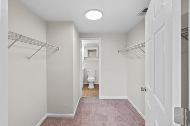 Building Photo - Condo in Woodside Square. 3Br / 1Ba Renovated. Garage.