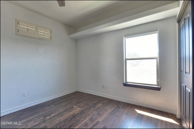 Building Photo - 5649 Valley Maple Dr