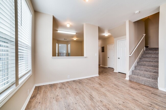 Building Photo - 3 Bedroom/2.5 Bath Heritage Oak Subdivision