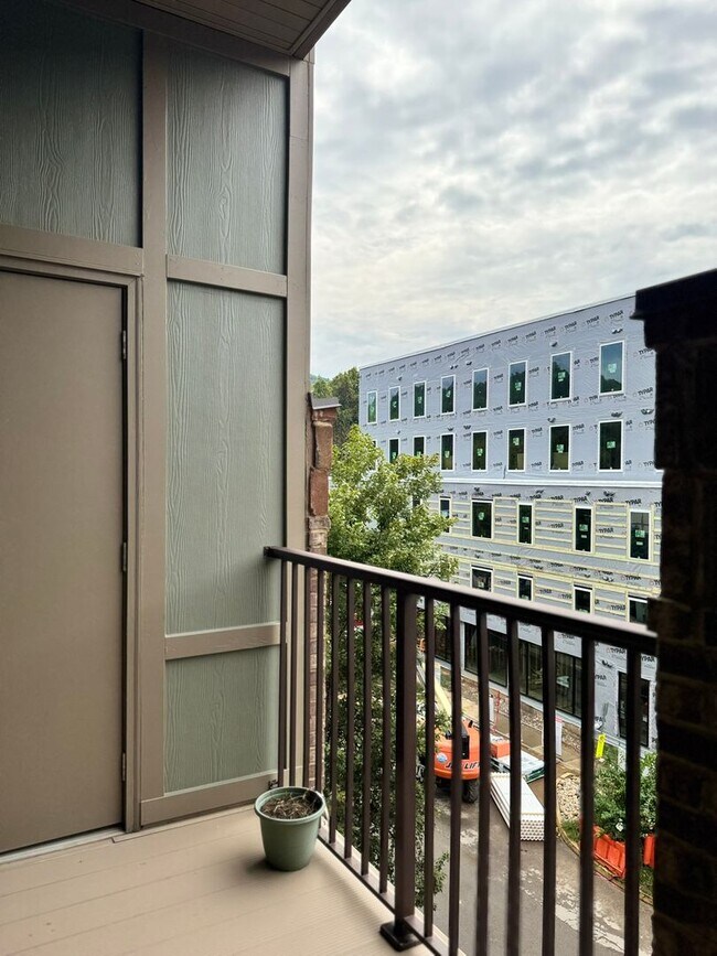 Building Photo - CityView at Riverwalk - Available January 2026! Gorgeous UNFURNISHED 2 bed/w 2 bath (both ensuite...