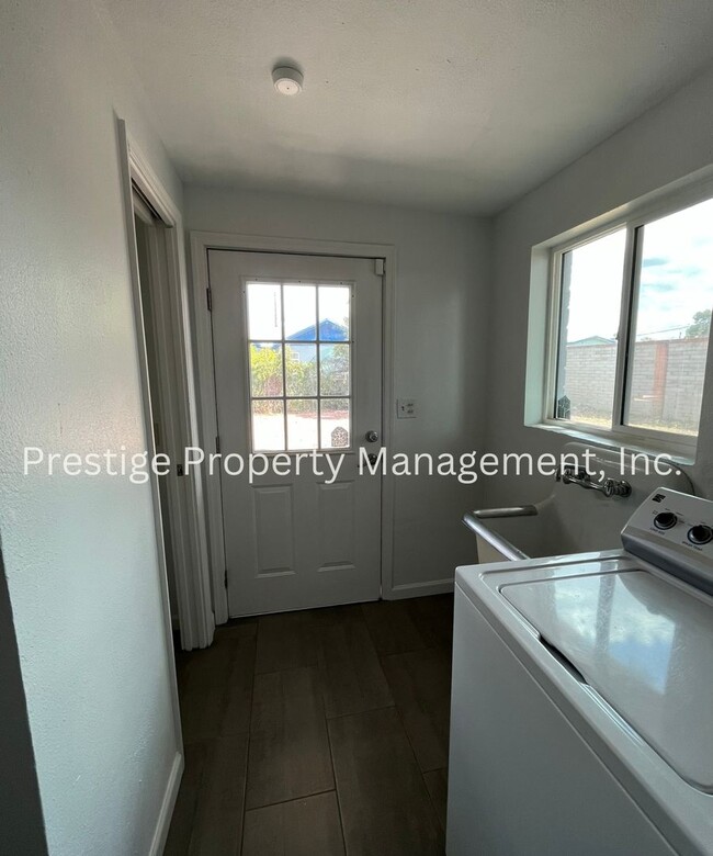 Building Photo - Welcome to This Lovely 3/2.5 East Side Home!!