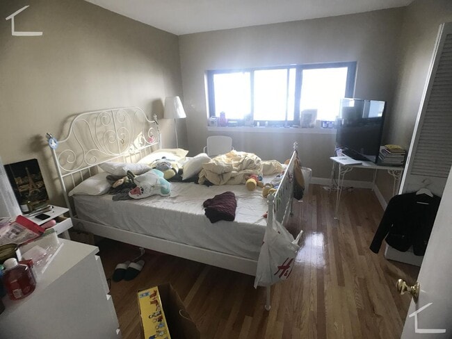 Building Photo - Charming 3 Bedroom-No Broker Fee