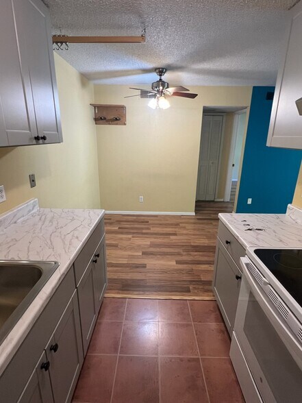 remodeled kitchen - 3250 Oneal Cir