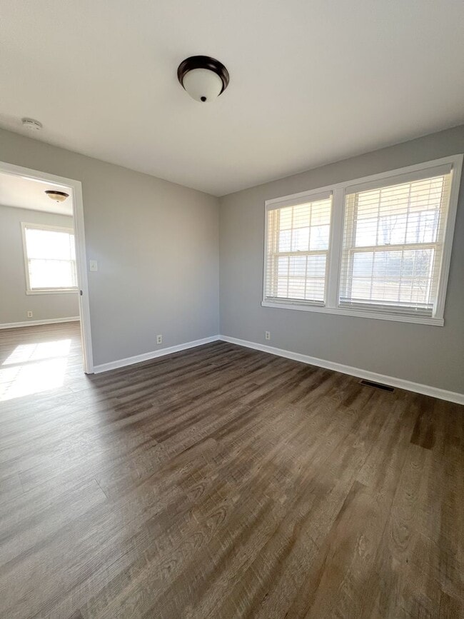 Building Photo - Move-In Specials Available! Single-Family Home Downtown Clarksville!
