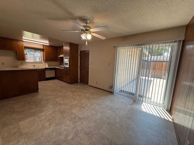 Building Photo - 3 bed 2 bath available in Sacramento!