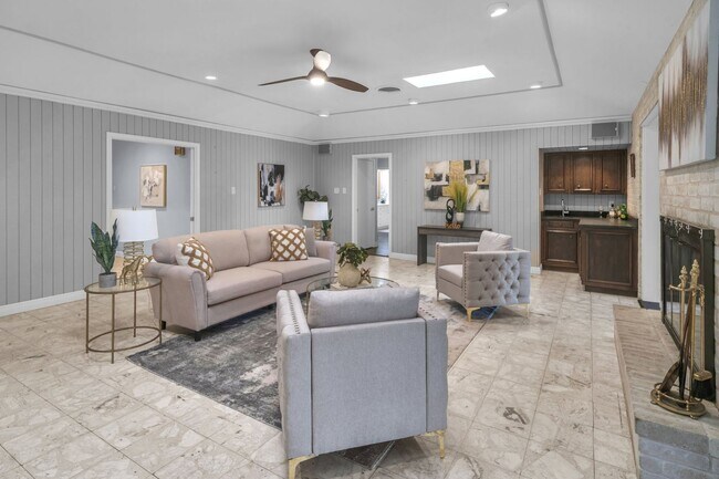 Building Photo - CHARMING 5 BDRM HOME IN CASTLE HILLS!!