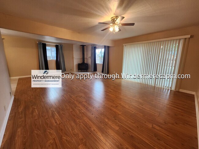 Building Photo - Orangevale Home Available Now!