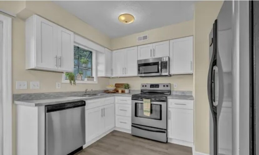 Kitchen - 4141 Spirea Dr