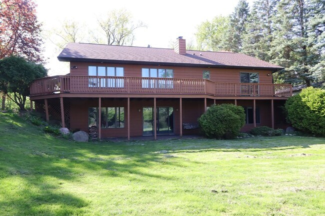 Building Photo - Stunning 4 Bedroom Home with Pond Access