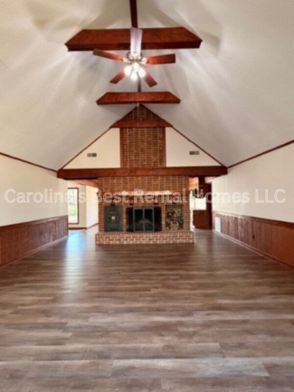 Building Photo - 250 Running Deer Rd