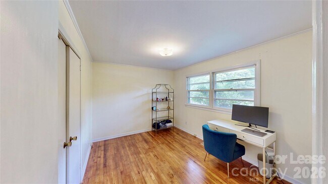 Building Photo - 1136 E Woodlawn Rd