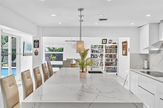 Building Photo - 3877 Bimini Ave