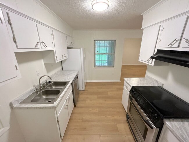 Building Photo - 1885 Dessa Dr